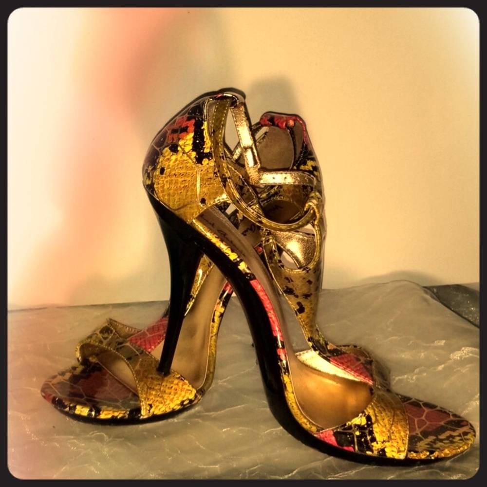 Snake skin print pump